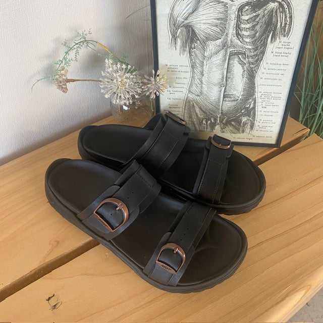 Sort herre slip on sandal fra MBT med ergonomisk fodseng