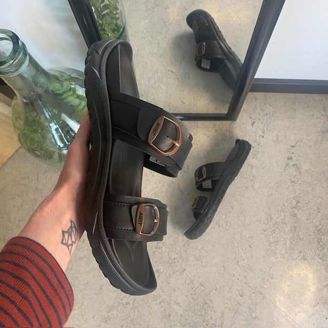 Sort herre slip on sandal fra MBT med ergonomisk fodseng