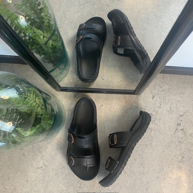 Sort herre slip on sandal fra MBT med ergonomisk fodseng
