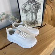 Hvid letvægtssko med god stødabsorbering