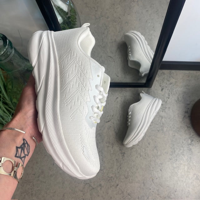 Hvid letvægtssko med god stødabsorbering