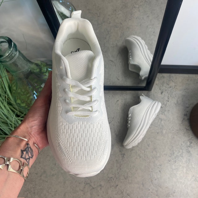 Hvid letvægtssko med god stødabsorbering