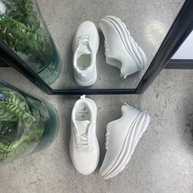 Hvid letvægtssko med god stødabsorbering