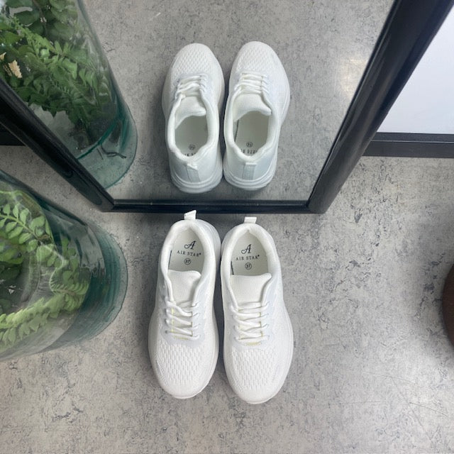 Hvid letvægtssko med god stødabsorbering