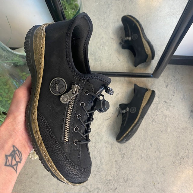 Sort Rieker slip-on sneakers