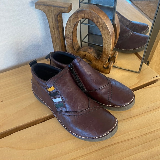 Kort bordeuxfarvet støvle fra Rieker med flotte detaljer