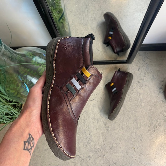 Kort bordeuxfarvet støvle fra Rieker med flotte detaljer