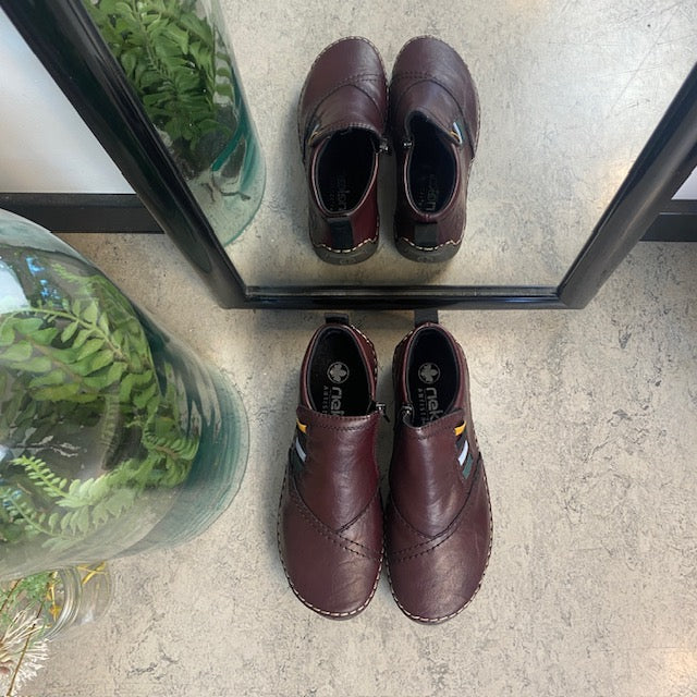 Kort bordeuxfarvet støvle fra Rieker med flotte detaljer