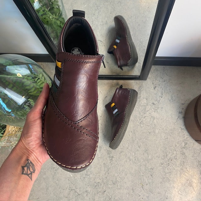 Kort bordeuxfarvet støvle fra Rieker med flotte detaljer