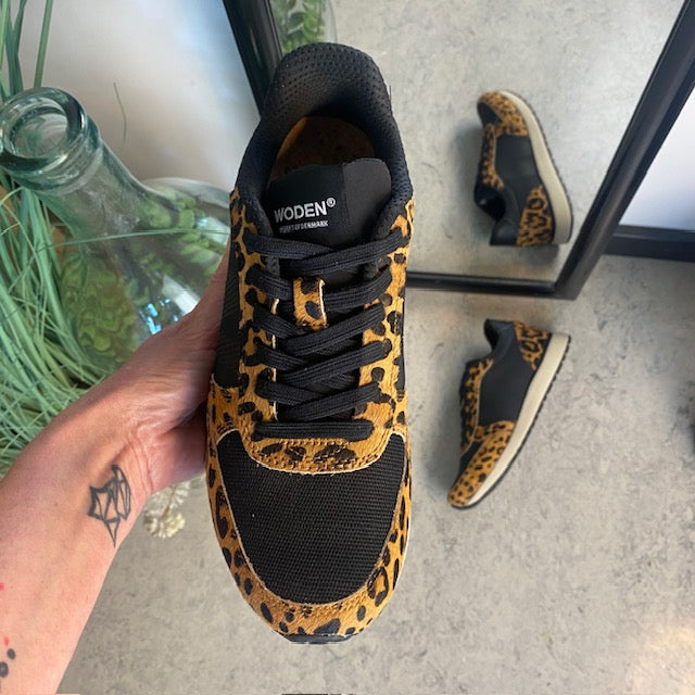 Smarte Woden sneakers i sort mix med leopardmønster.