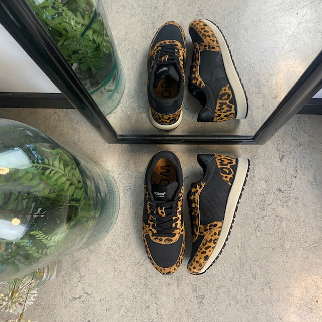 Smarte Woden sneakers i sort mix med leopardmønster.
