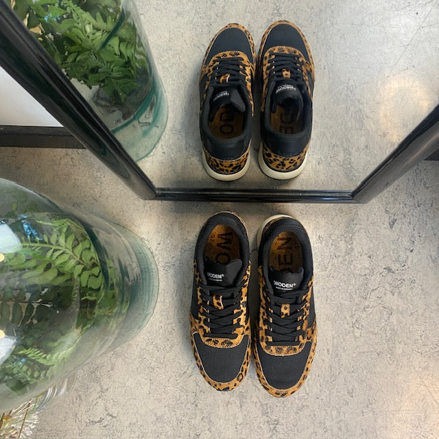Smarte Woden sneakers i sort mix med leopardmønster.