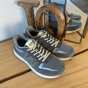 Grå letvægtssko i åndbart materiale fra Woden.