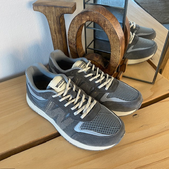 Grå letvægtssko i åndbart materiale fra Woden.