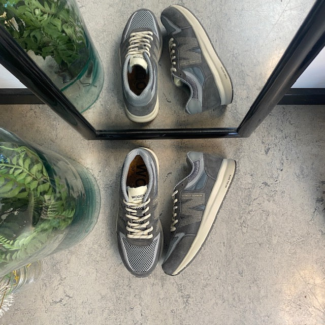 Grå letvægtssko i åndbart materiale fra Woden.