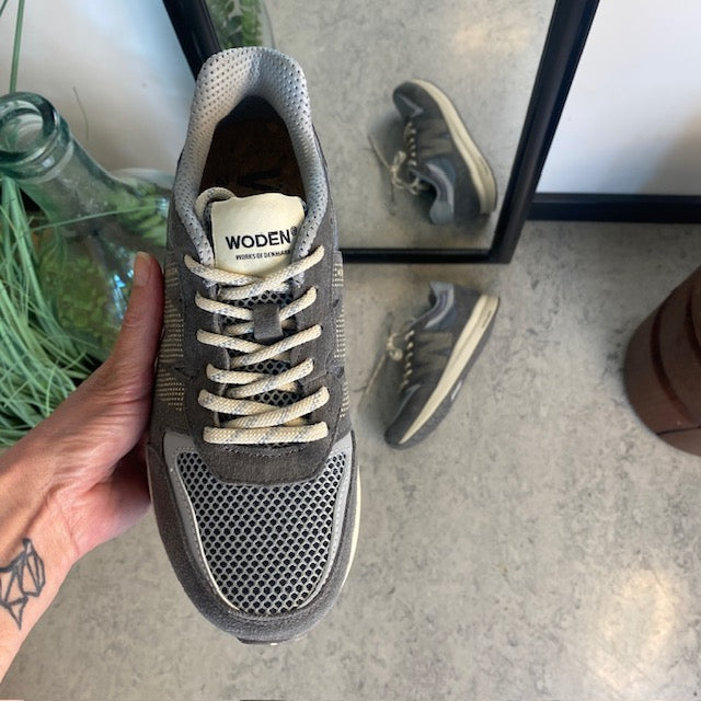Grå letvægtssko i åndbart materiale fra Woden.