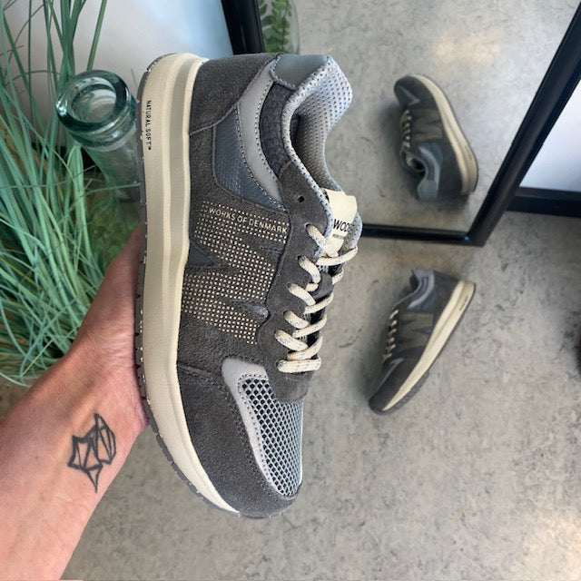 Grå letvægtssko i åndbart materiale fra Woden.