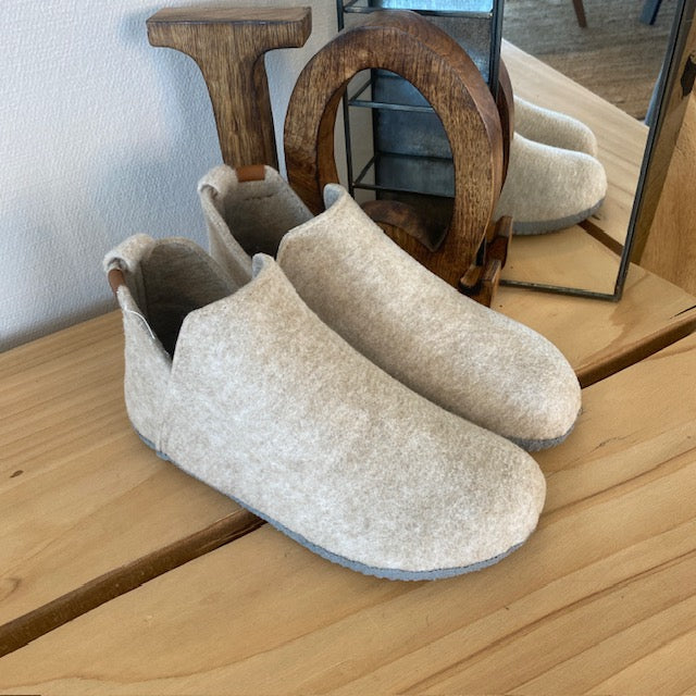 Beige filtet hjemmesko med højt skaft