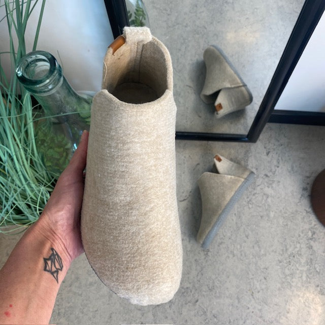 Beige filtet hjemmesko med højt skaft