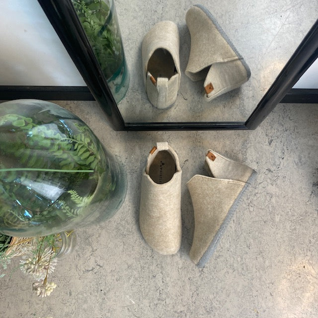 Beige filtet hjemmesko med højt skaft