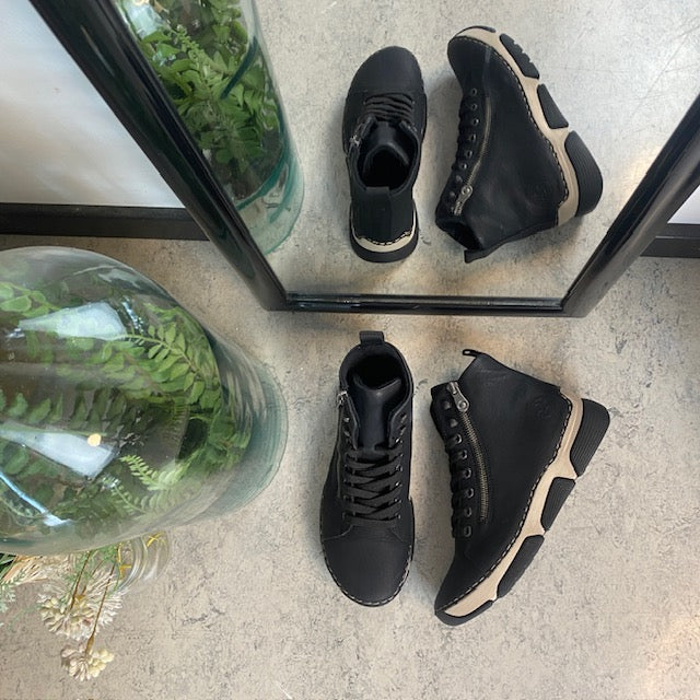 Sort Rieker støvle med god stødabsorbering