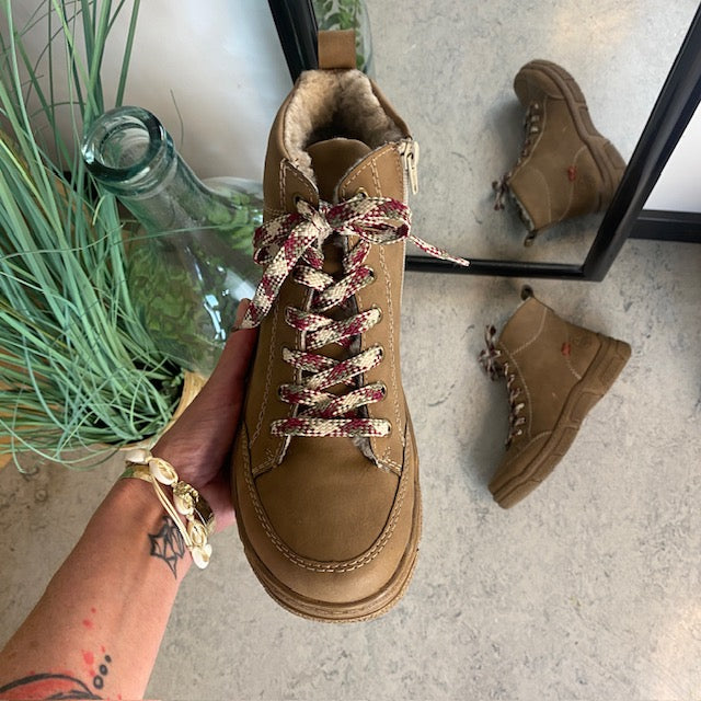 Brun Rieker støvle med varmt foer.