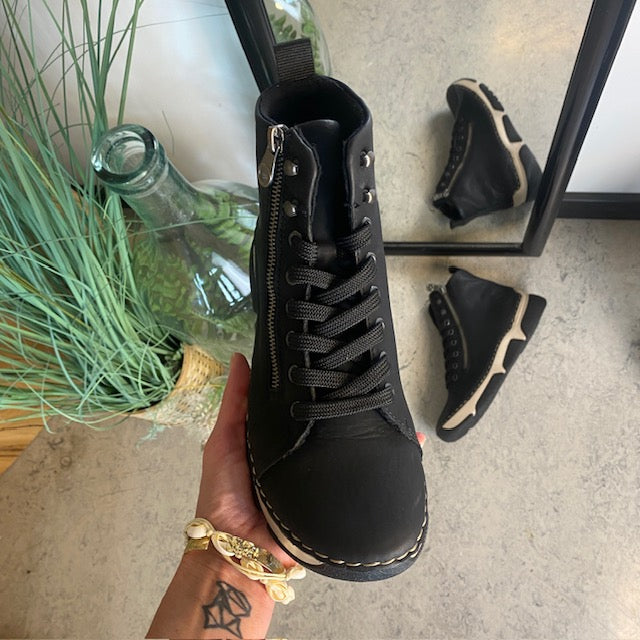 Sort Rieker støvle med god stødabsorbering