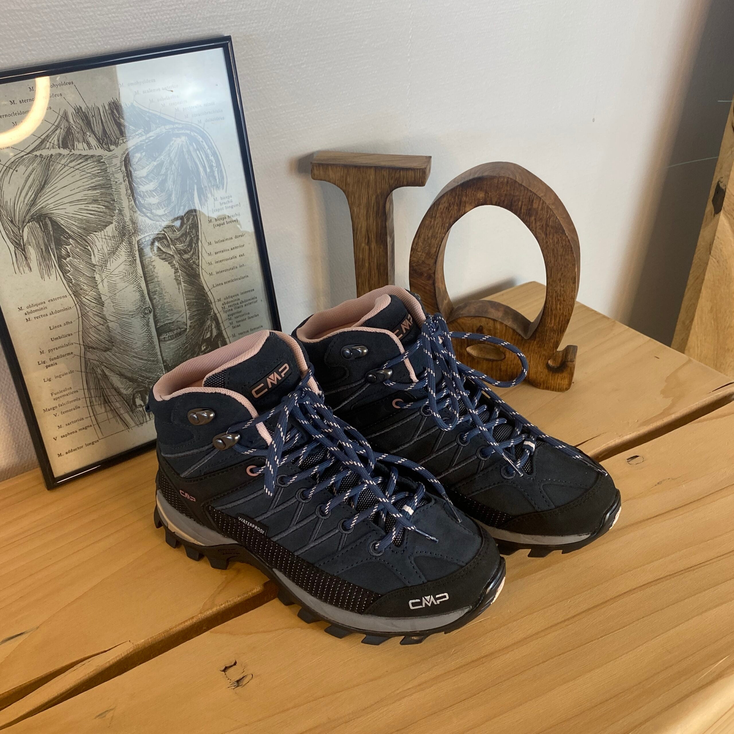 Mørkeblå vandtætte vandrestøvler fra CMP med pink detaljer.