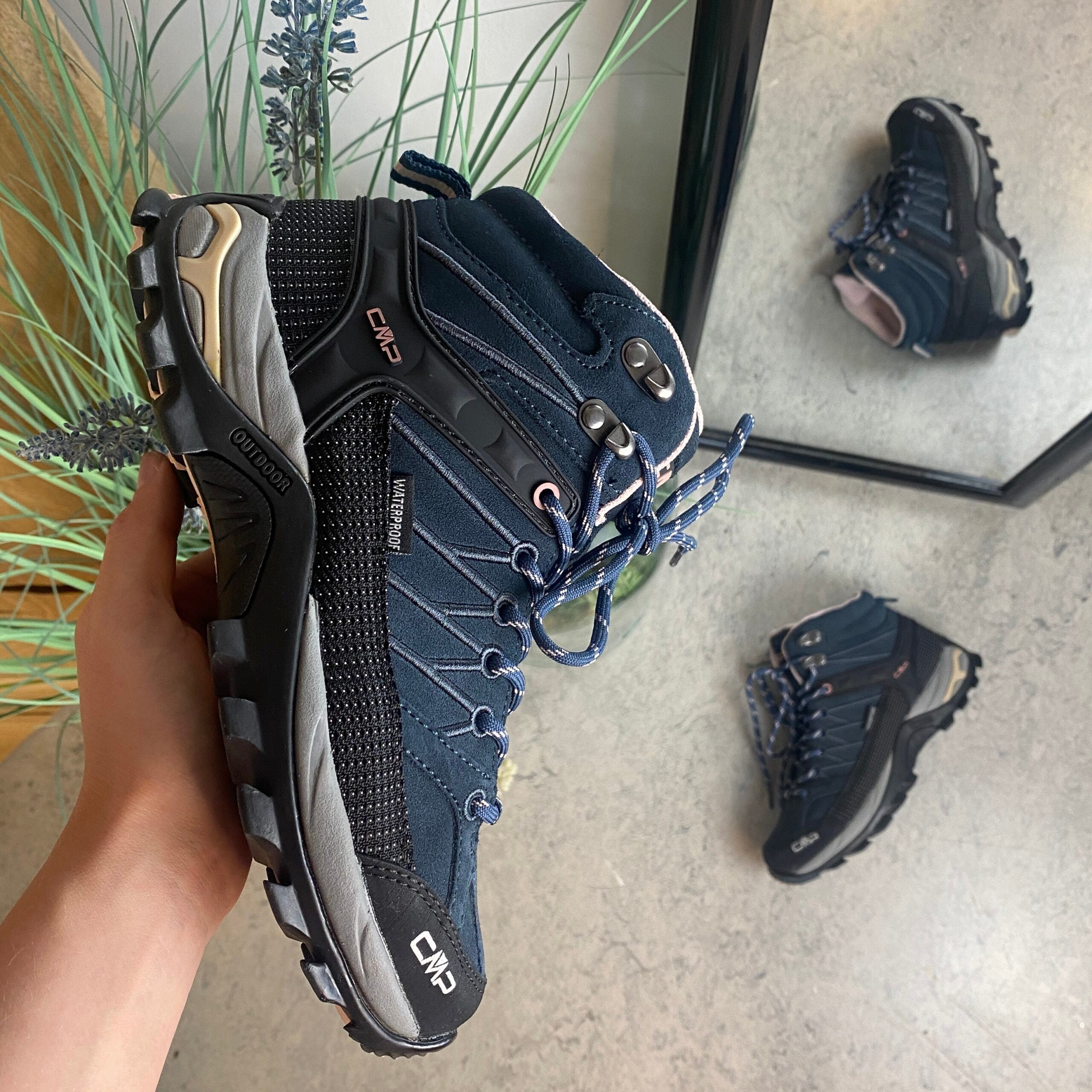 Mørkeblå vandtætte vandrestøvler fra CMP med pink detaljer.