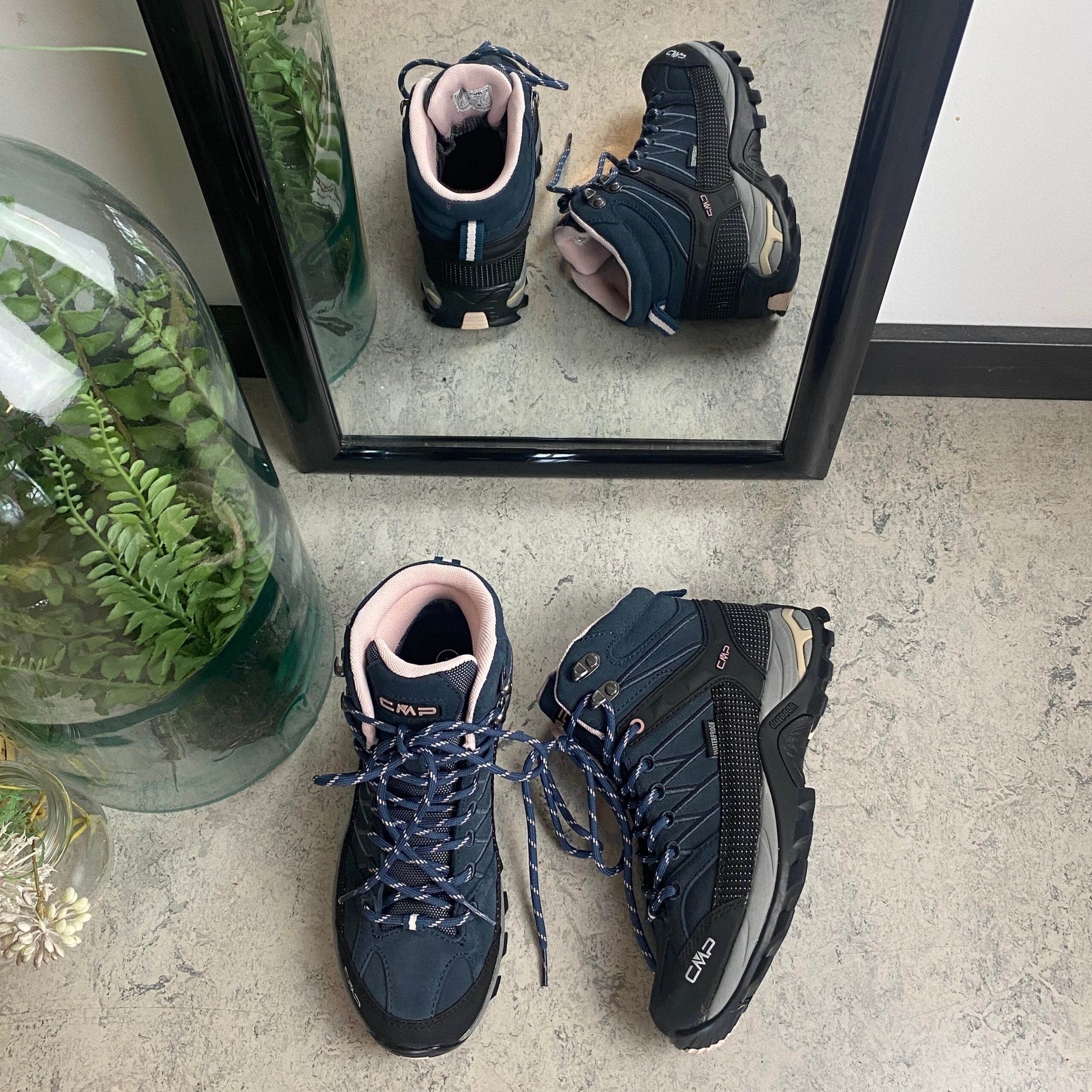 Mørkeblå vandtætte vandrestøvler fra CMP med pink detaljer.