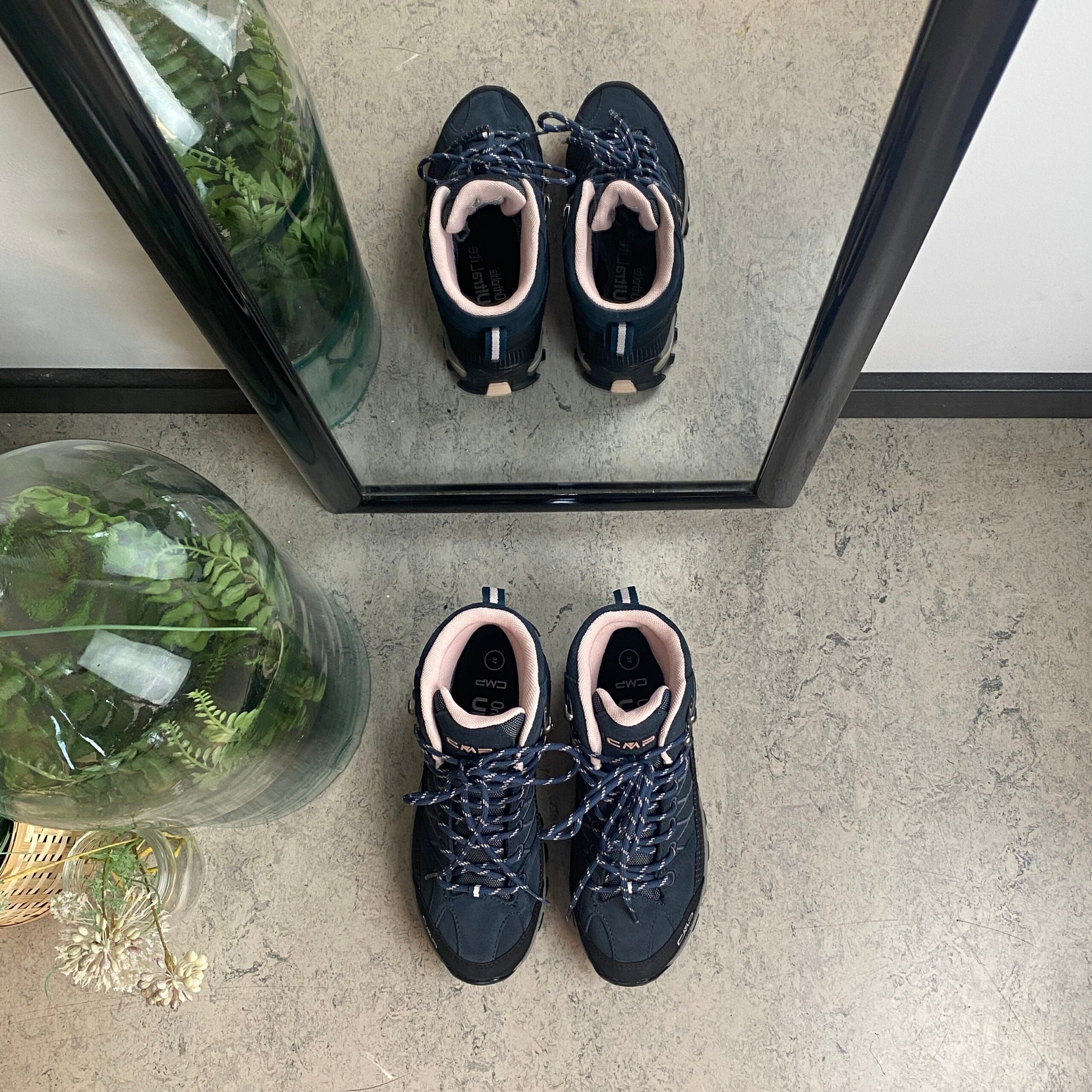 Mørkeblå vandtætte vandrestøvler fra CMP med pink detaljer.