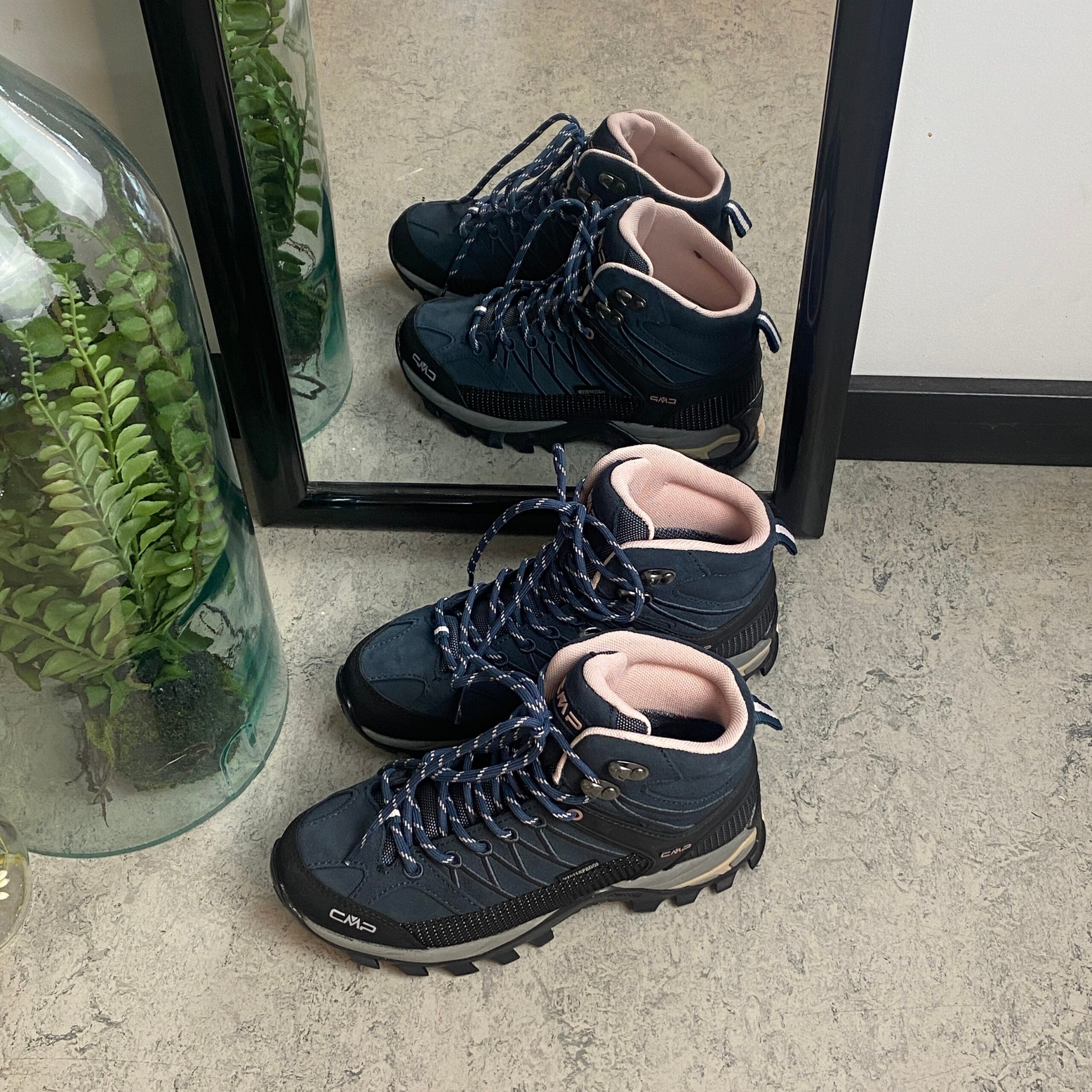 Mørkeblå vandtætte vandrestøvler fra CMP med pink detaljer.