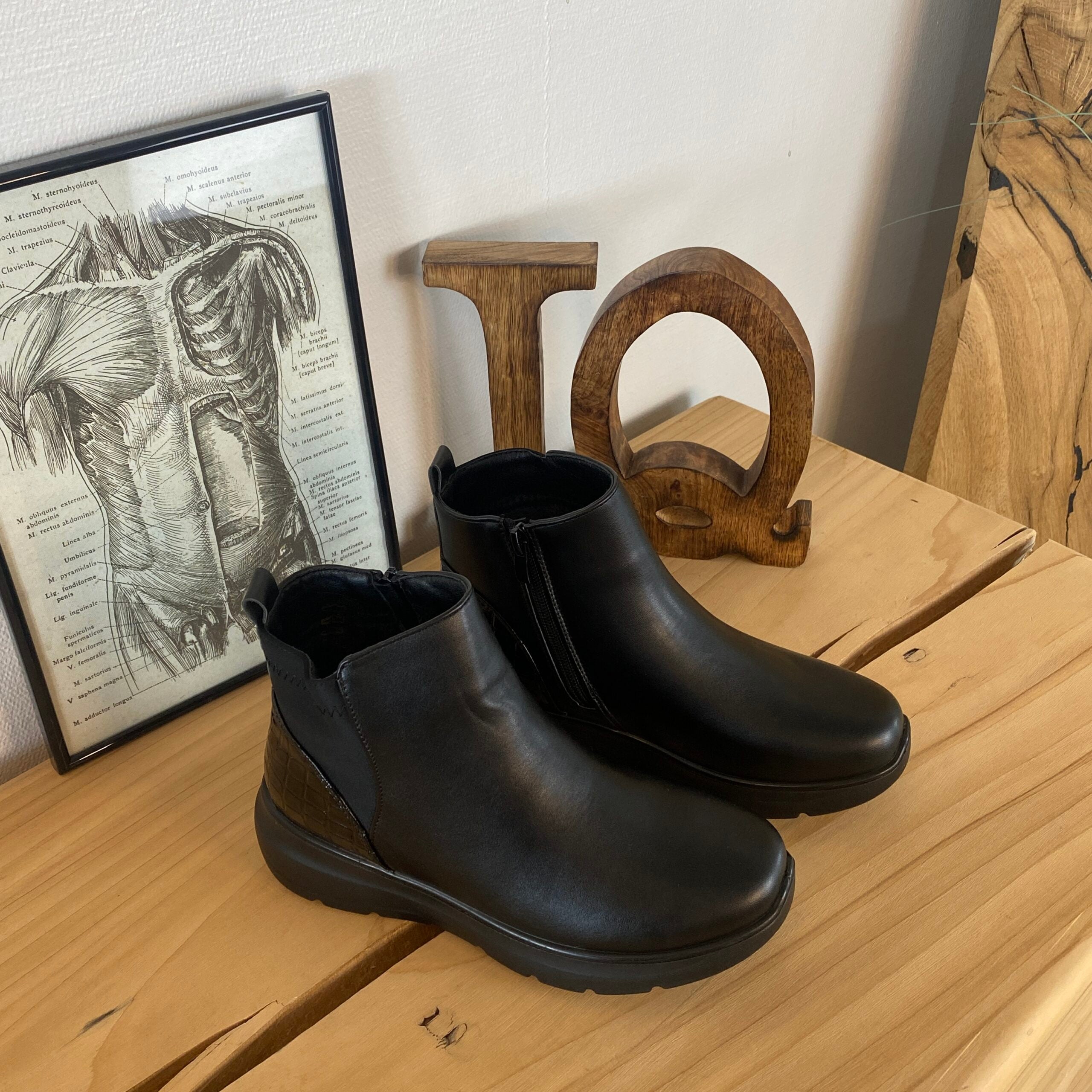 Sort støvle med lynlås