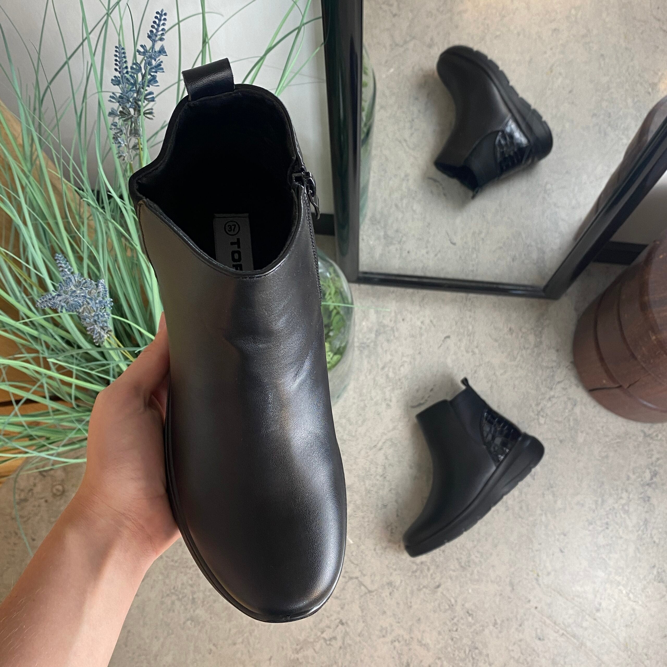 Sort støvle med lynlås