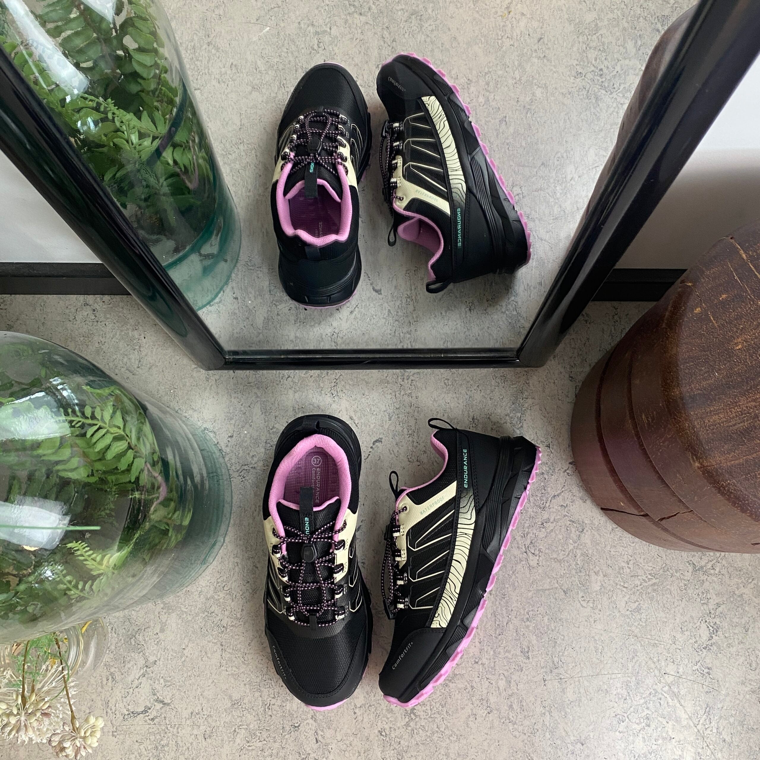 Endurance vandtæt sko i sort med stødabsorberende sål