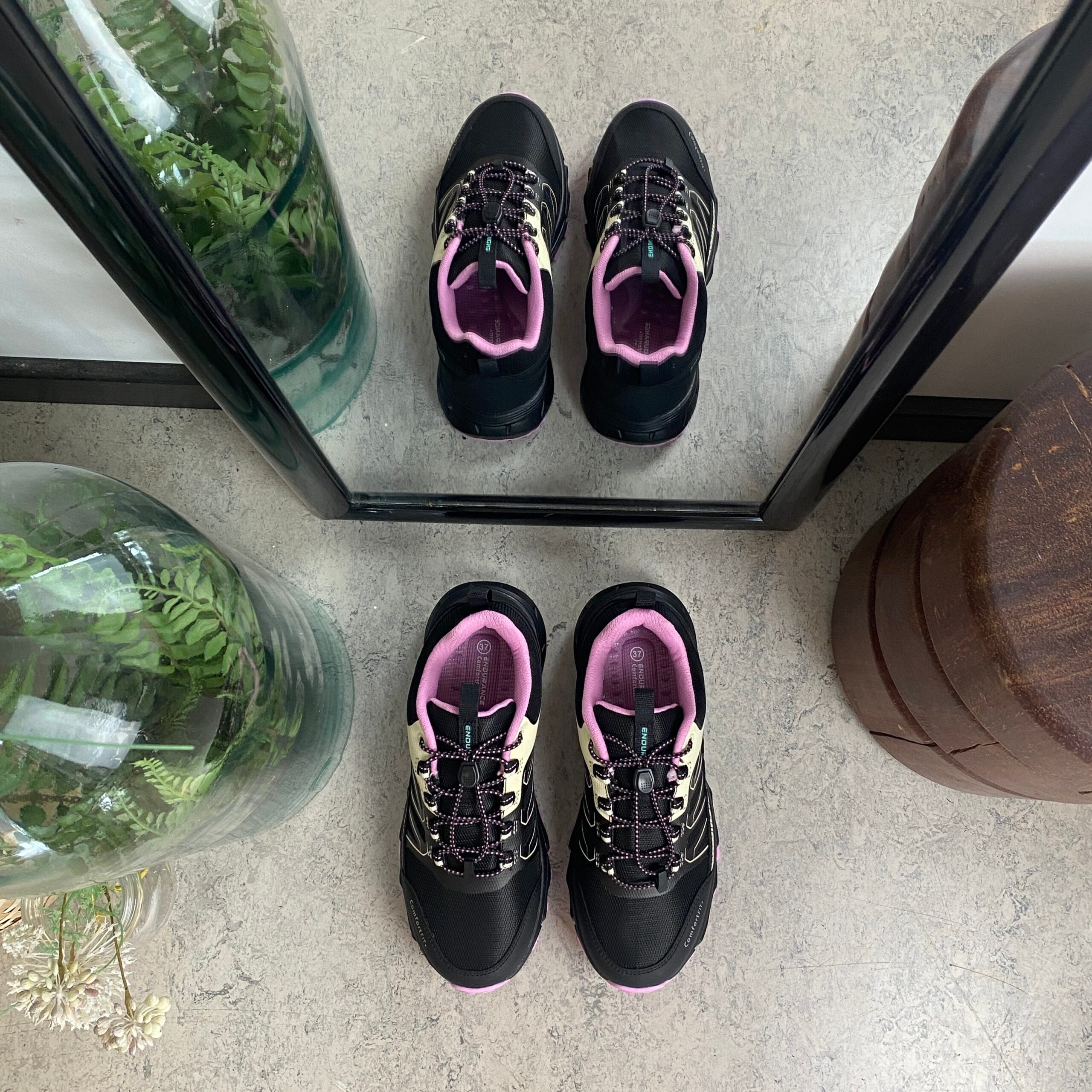 Endurance vandtæt sko i sort med stødabsorberende sål