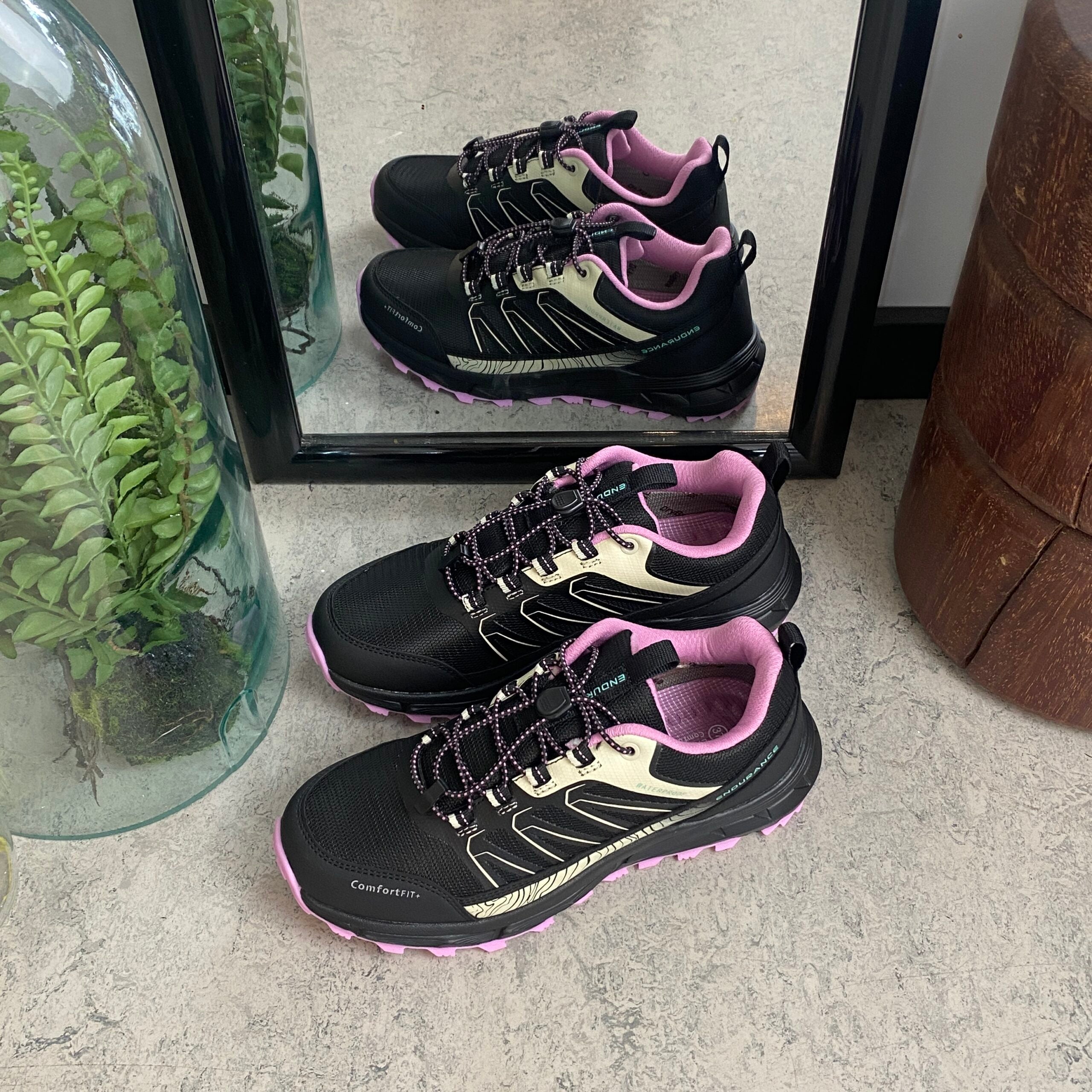 Endurance vandtæt sko i sort med stødabsorberende sål