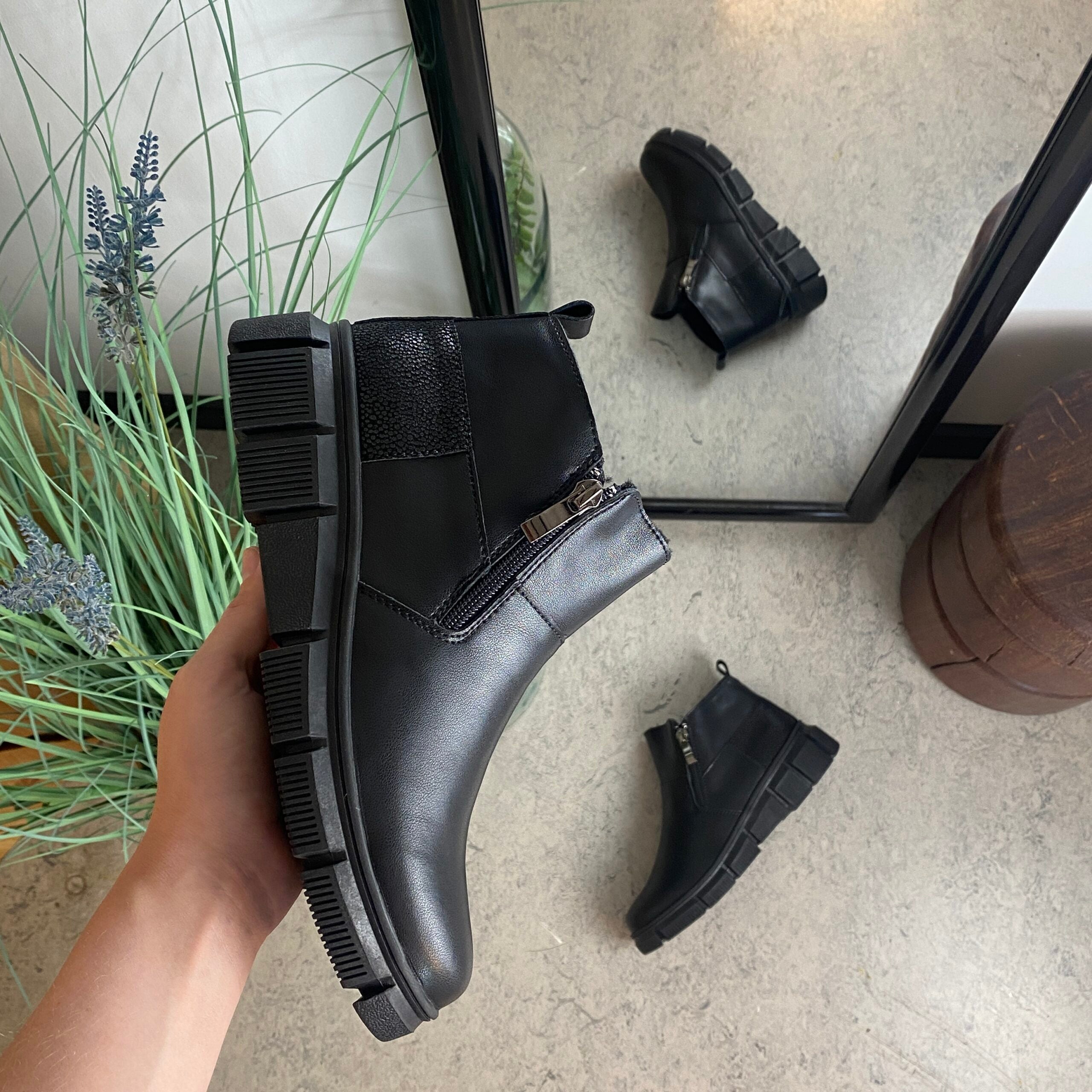 Sort læder ankelstøvle med for og dobbelt lynlås