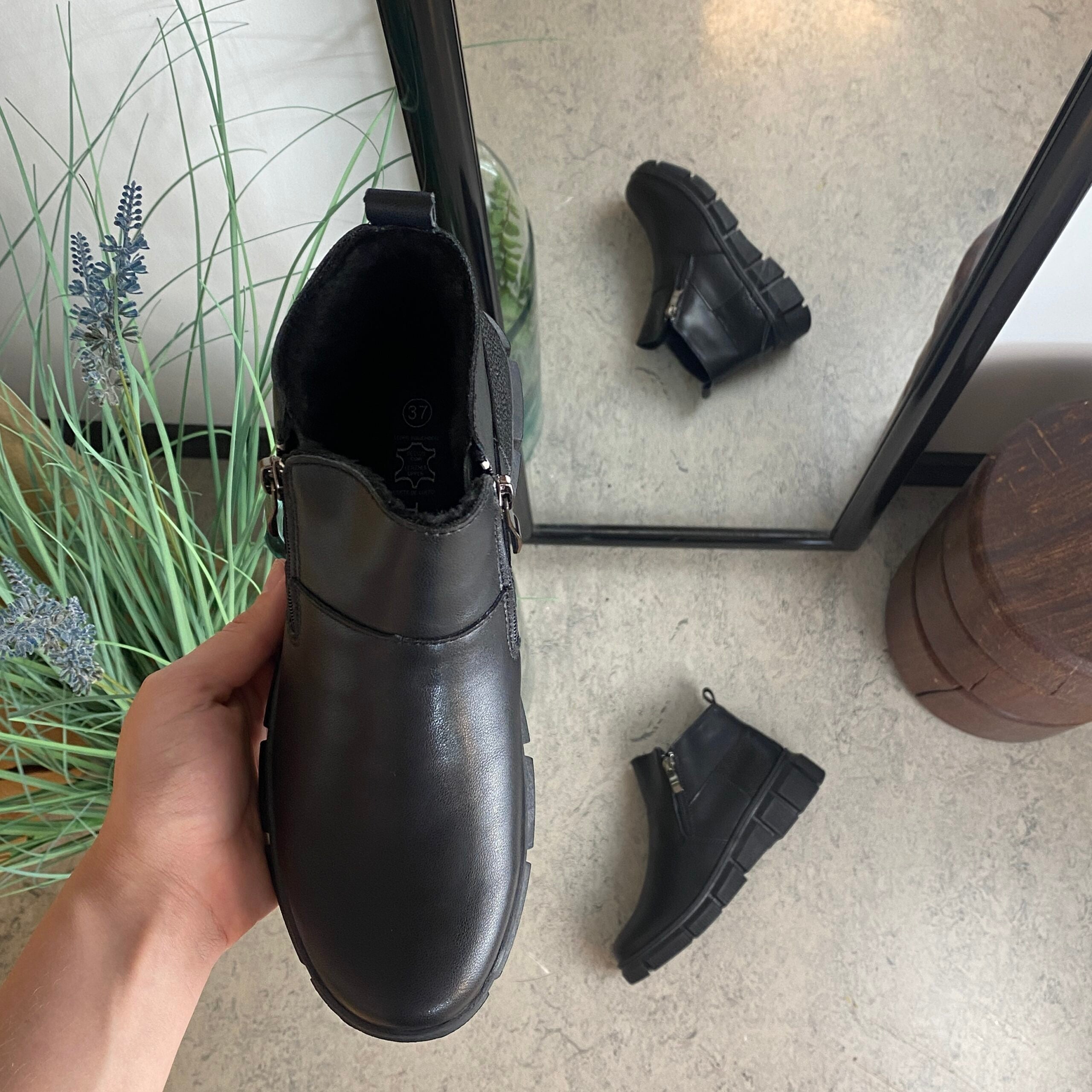 Sort læder ankelstøvle med for og dobbelt lynlås