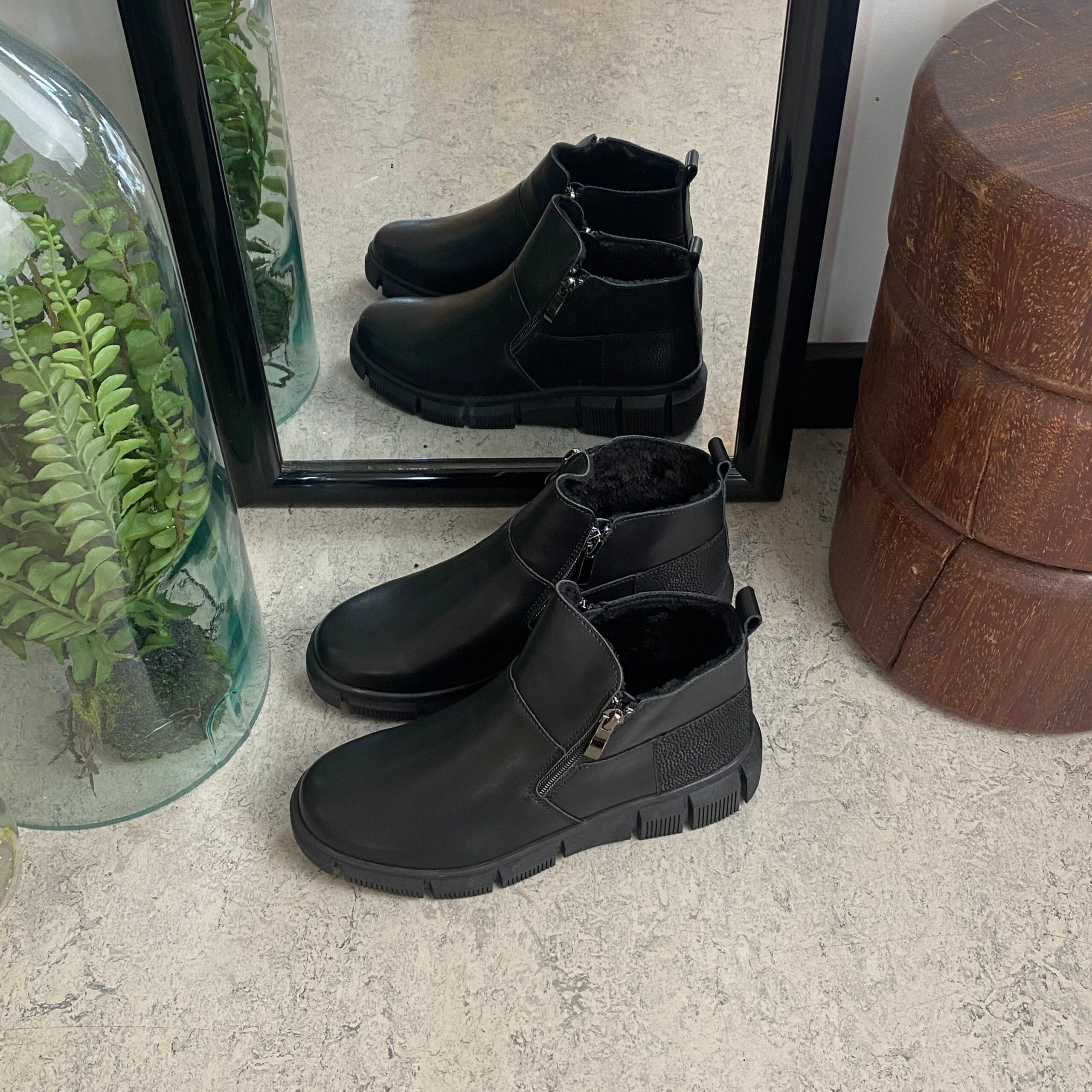 Sort læder ankelstøvle med for og dobbelt lynlås