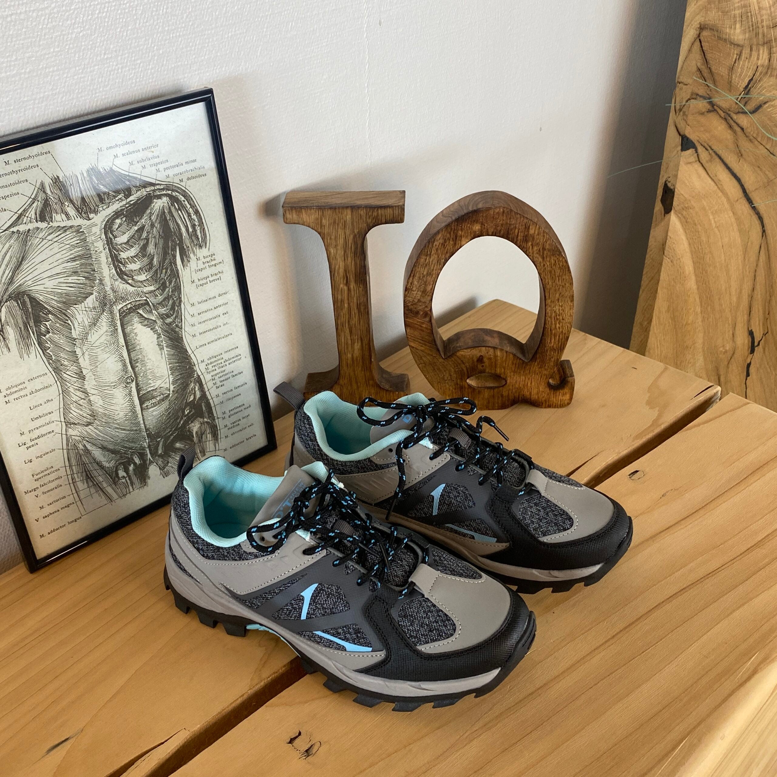 Funktionel vandresko i grå med åndbart mesh og stødabsorberende sål