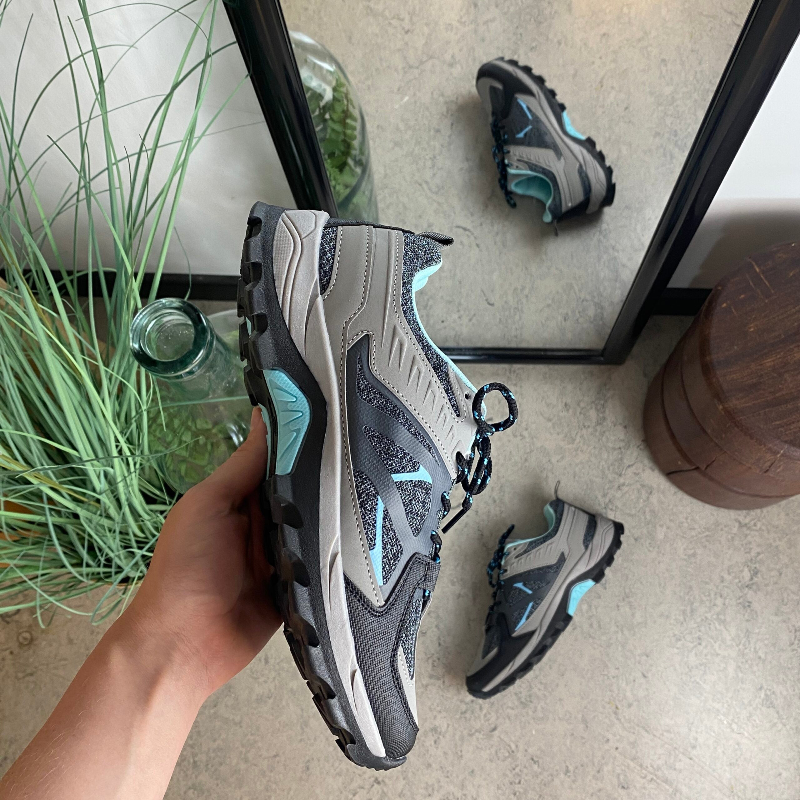 Funktionel vandresko i grå med åndbart mesh og stødabsorberende sål