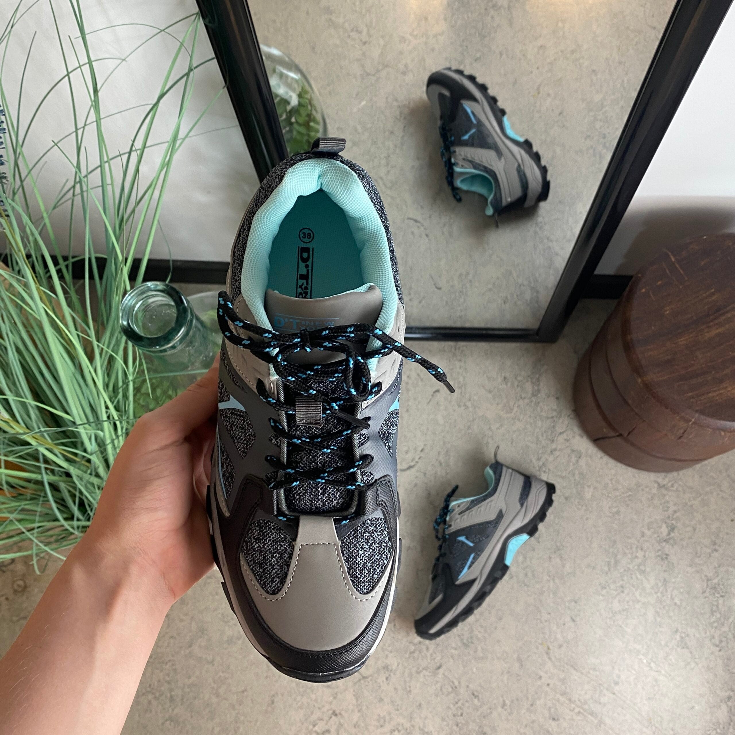 Funktionel vandresko i grå med åndbart mesh og stødabsorberende sål