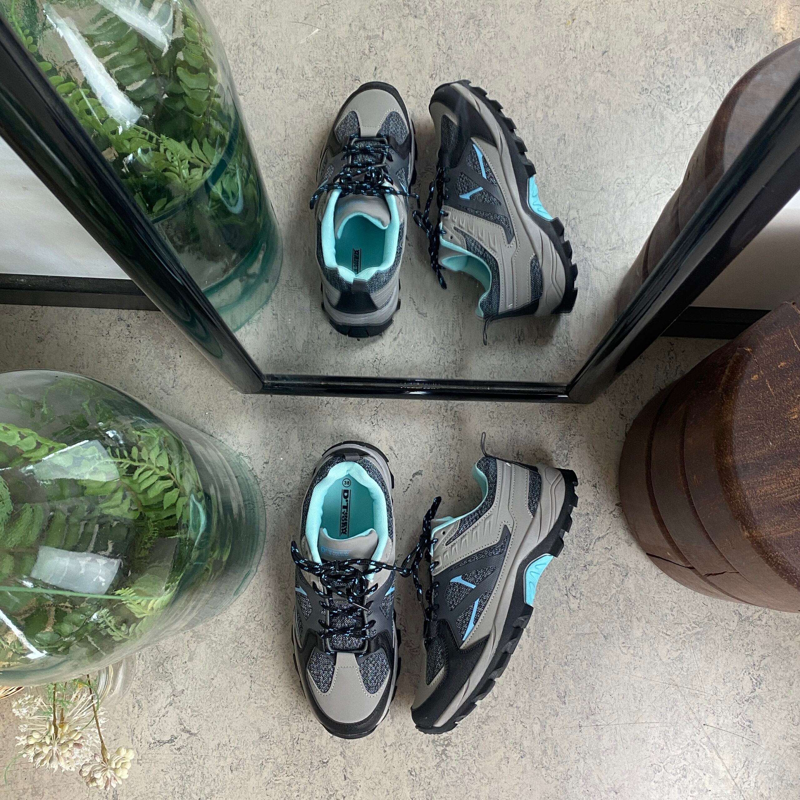 Funktionel vandresko i grå med åndbart mesh og stødabsorberende sål