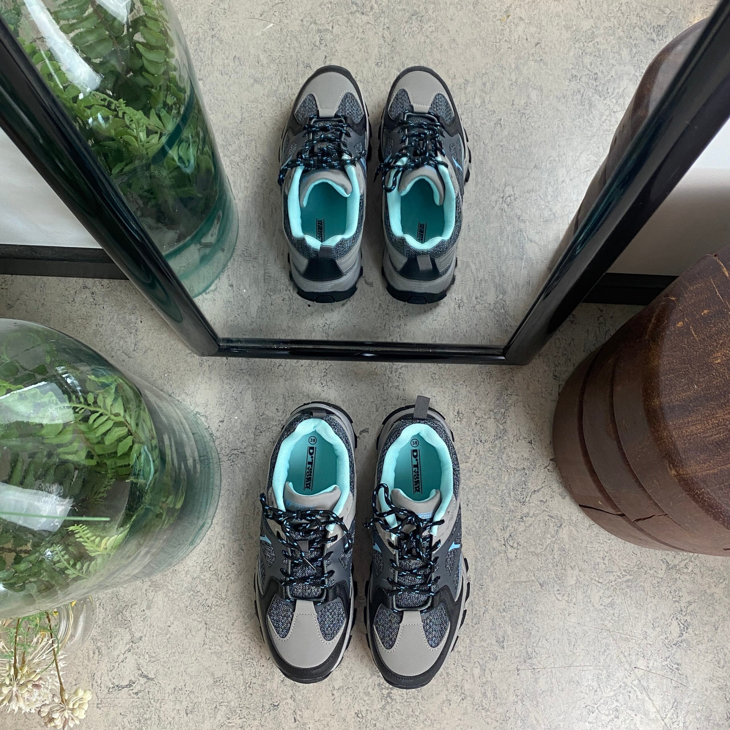 Funktionel vandresko i grå med åndbart mesh og stødabsorberende sål