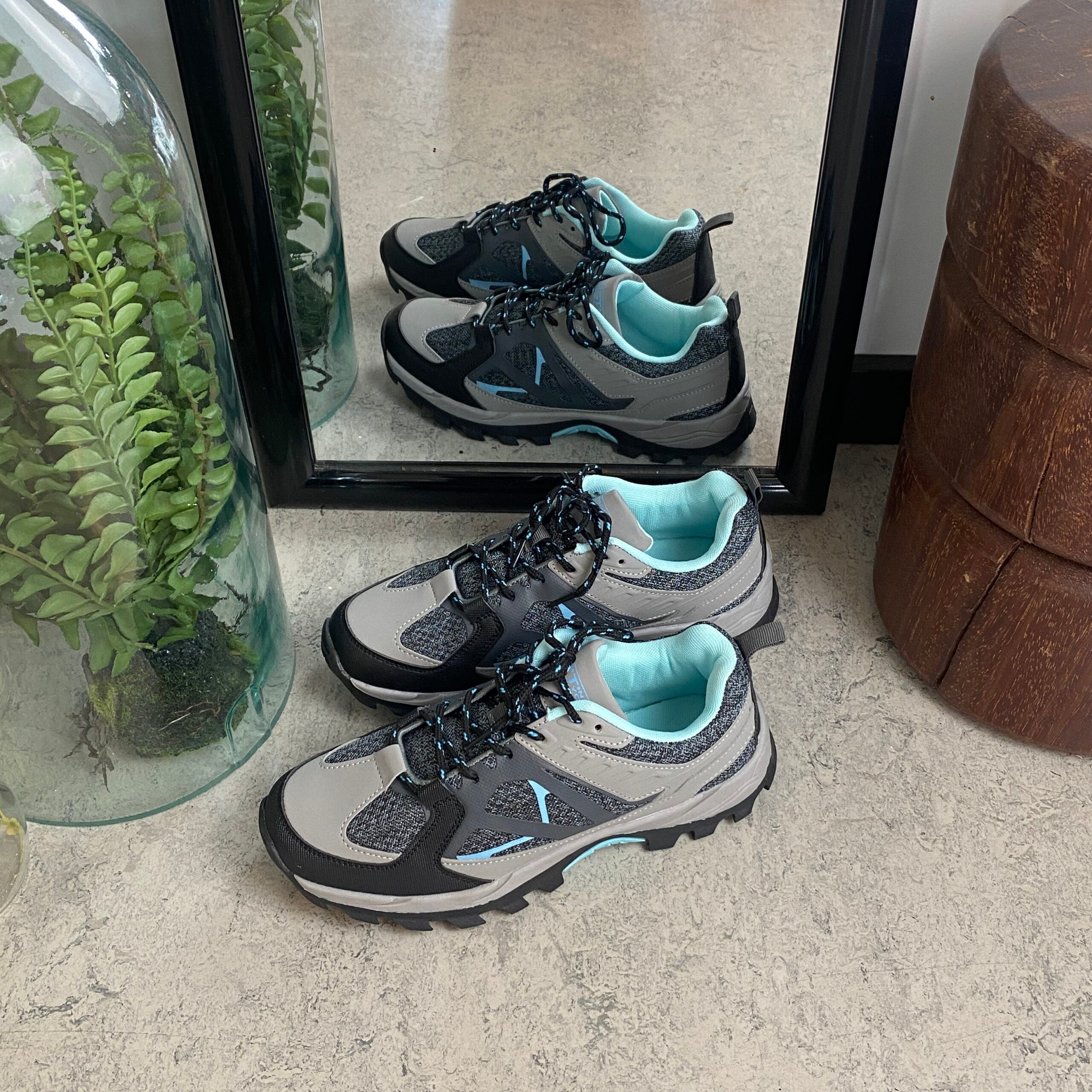 Funktionel vandresko i grå med åndbart mesh og stødabsorberende sål