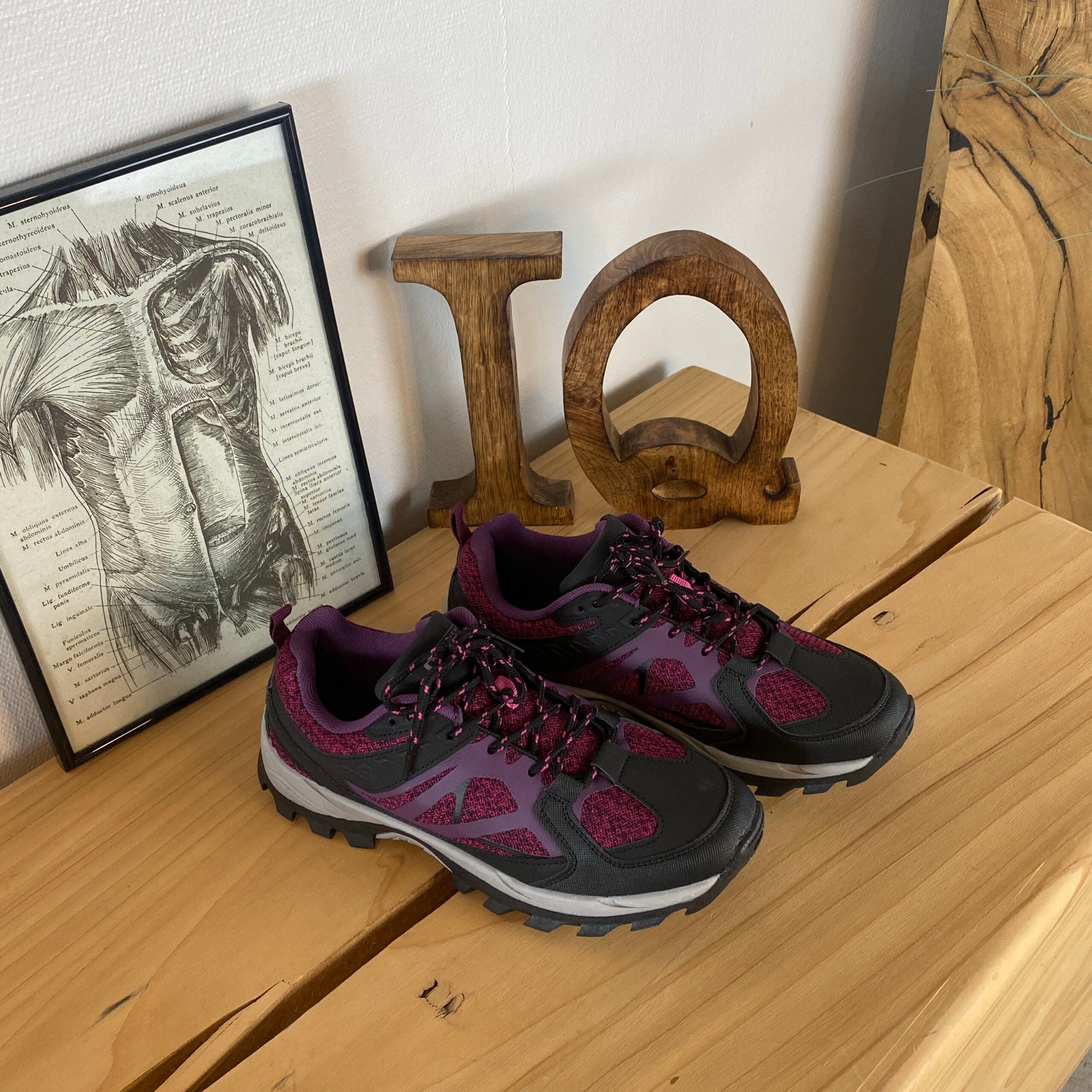 Funktionel vandresko i lilla med åndbart mesh og stødabsorberende sål