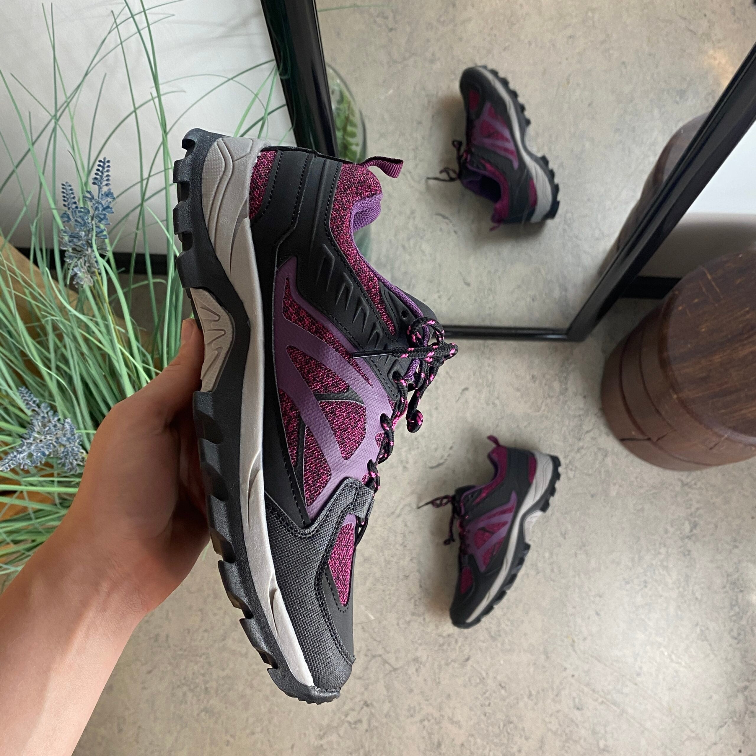 Funktionel vandresko i lilla med åndbart mesh og stødabsorberende sål