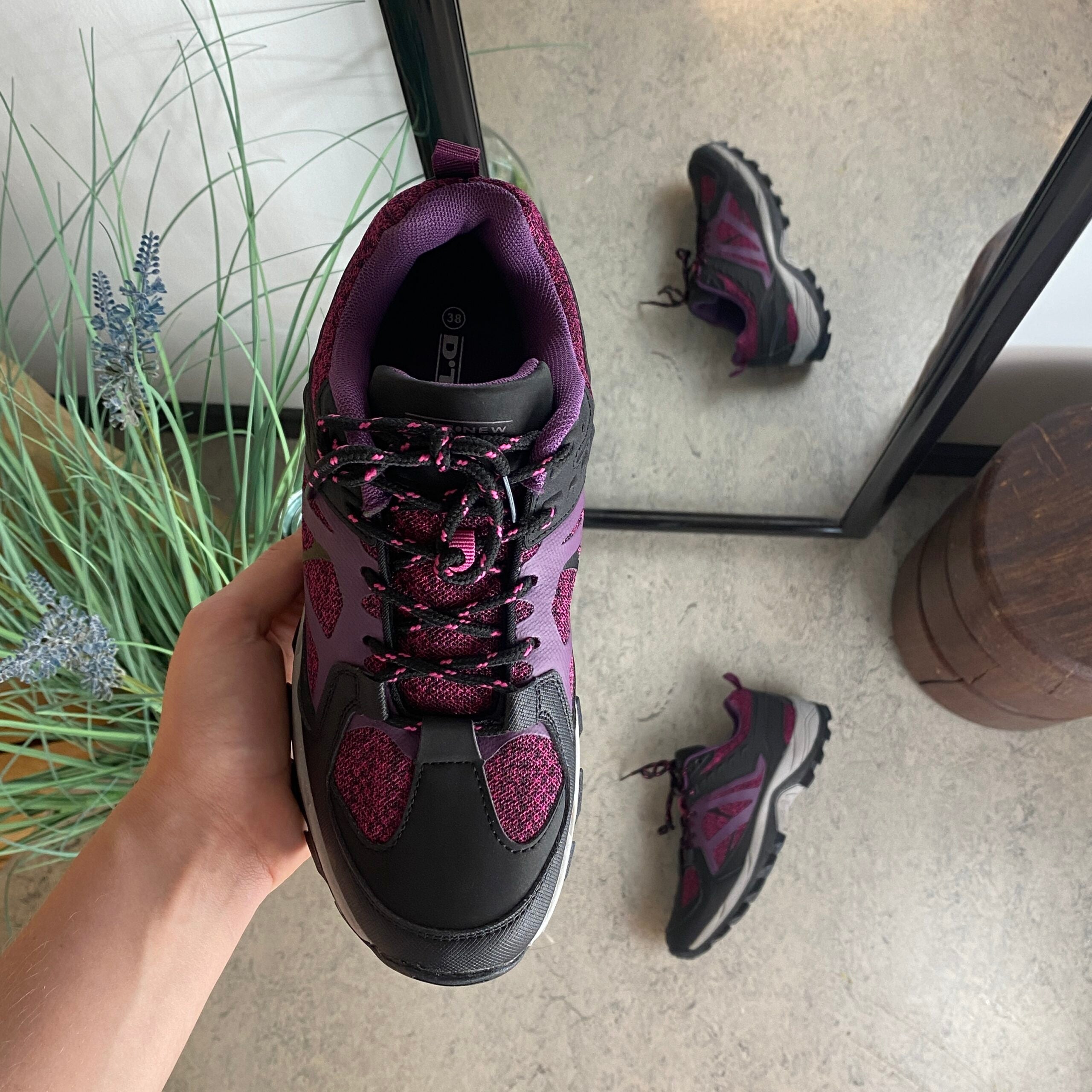 Funktionel vandresko i lilla med åndbart mesh og stødabsorberende sål