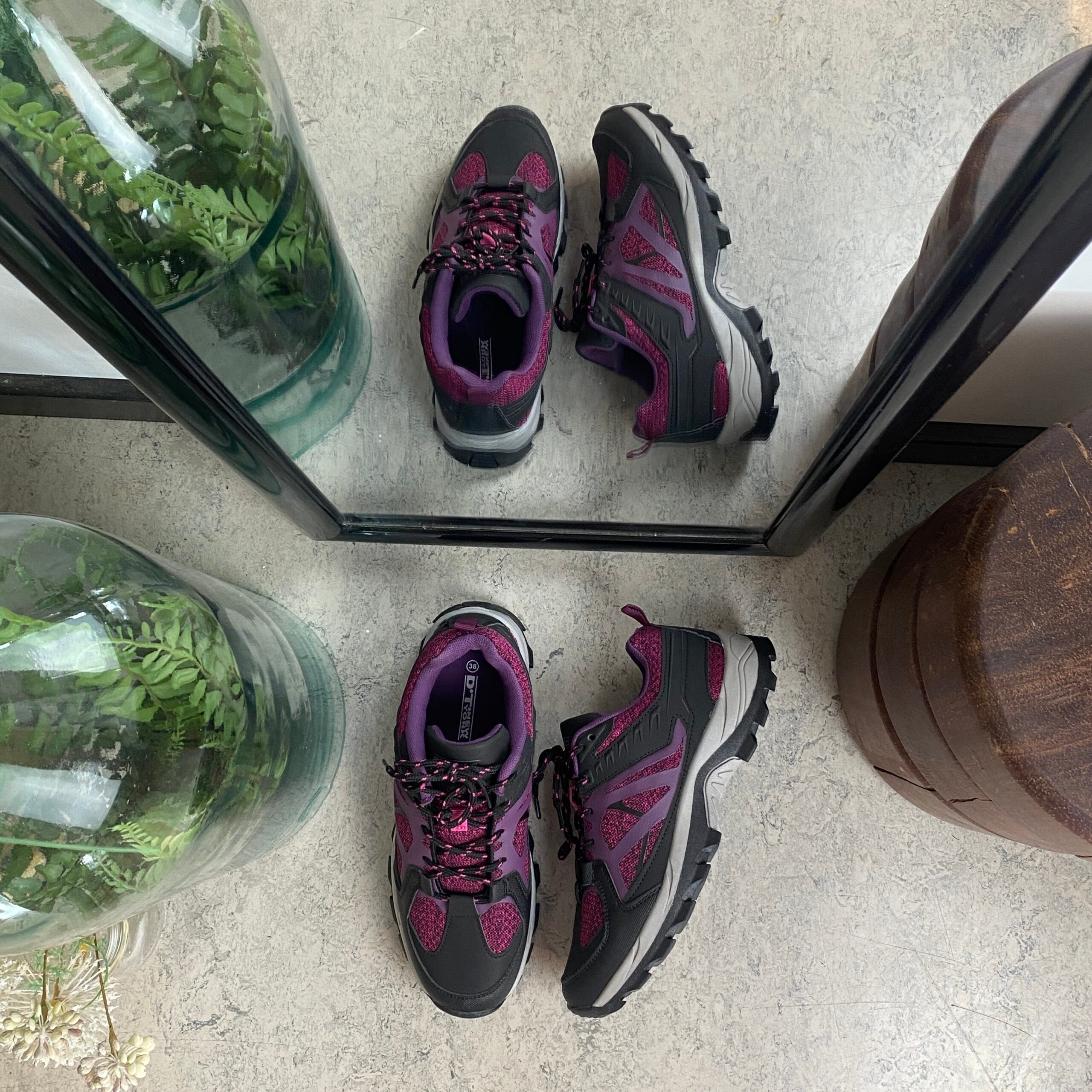 Funktionel vandresko i lilla med åndbart mesh og stødabsorberende sål